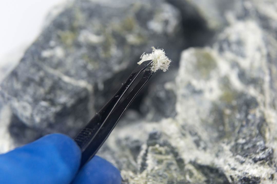 Asbest ist ein faseriges Mineral