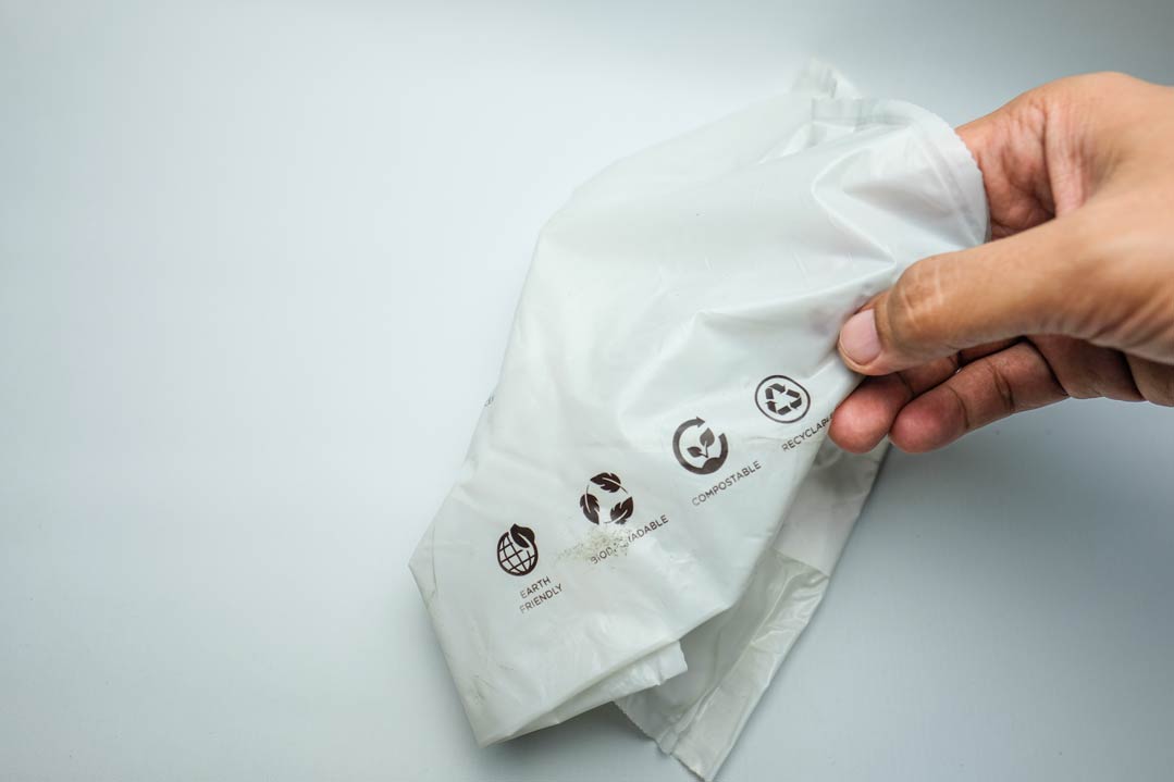 Biologisch abbaubare Kunststoffe können sich in der freien Natur zersetzen