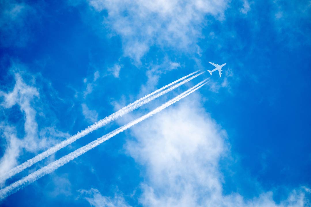 Kondensstreifen am Flugzeug