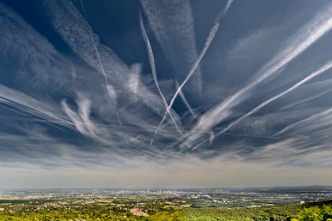 Millionen Menschen weltweit glauben an Chemtrails