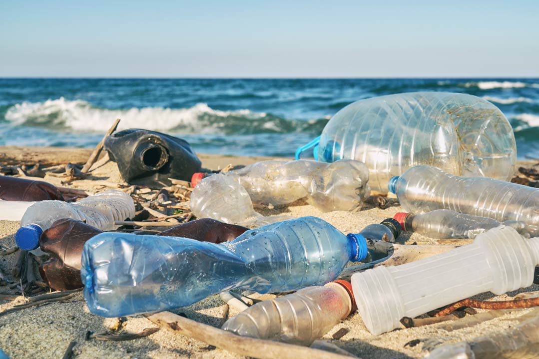 Plastikmüll an Land und in den Meeren reduzieren