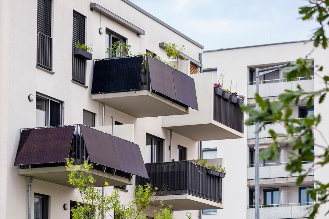 Solarstrom vom Balkon speichern - Montage und Sicherheit